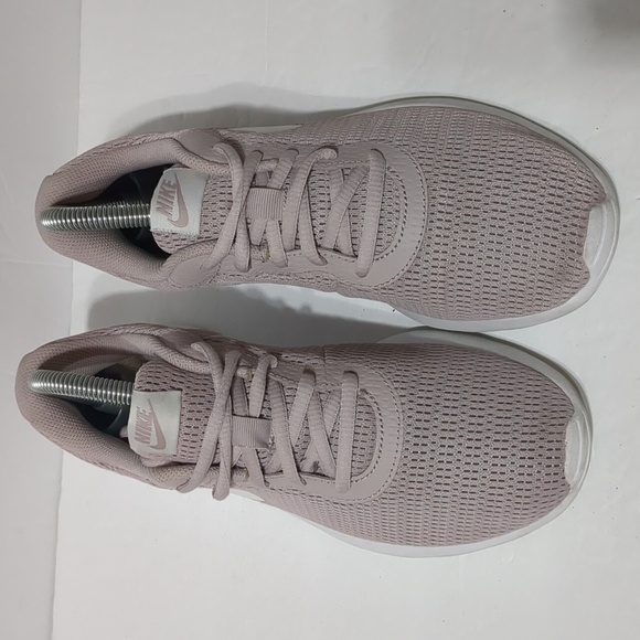 NIKE Tanjun Women’s lilac Sneakers Size 7 - Picture 2 of 10